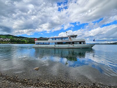 Die MS Brestenberg eignet sich ideal für Hochzeiten, Firmenausflüge mit Verpflegung an Bord sowie für Bankette und Seminare. Auch als Mittagsschiff für Altersheime oder für Gruppen.