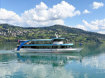 Die MS Delphin eignet sich für Rundfahrten, Gruppenanlässe und individuelle Veranstaltungen auf dem Hallwilersee. Sie bietet einen angenehmen Rahmen für entspannte Stunden auf dem Wasser und ist vielseitig einsetzbar.