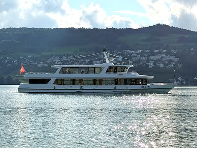 Grosszügig, vielseitig und ganzjährig im Einsatz: Die MS Seetal ist das ideale Schiff für Hochzeiten, Firmenanlässe und private Feiern – mit viel Raum und herrlicher Aussicht auf den Hallwilersee.